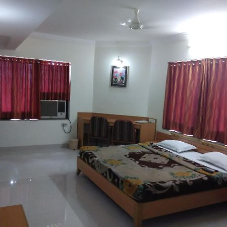 Hotel Galaxy Surat Esterno foto