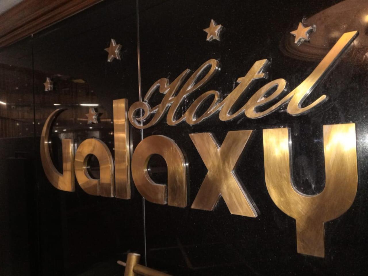 Hotel Galaxy Surat Esterno foto