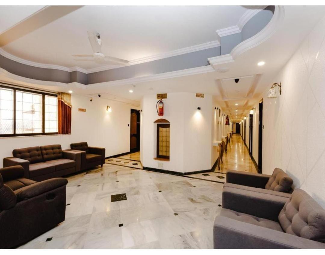 Hotel Galaxy Surat Esterno foto