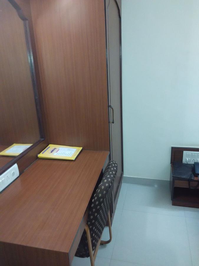 Hotel Galaxy Surat Esterno foto