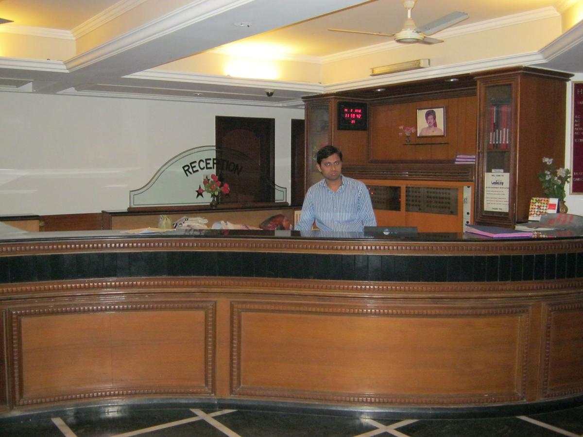 Hotel Galaxy Surat Esterno foto
