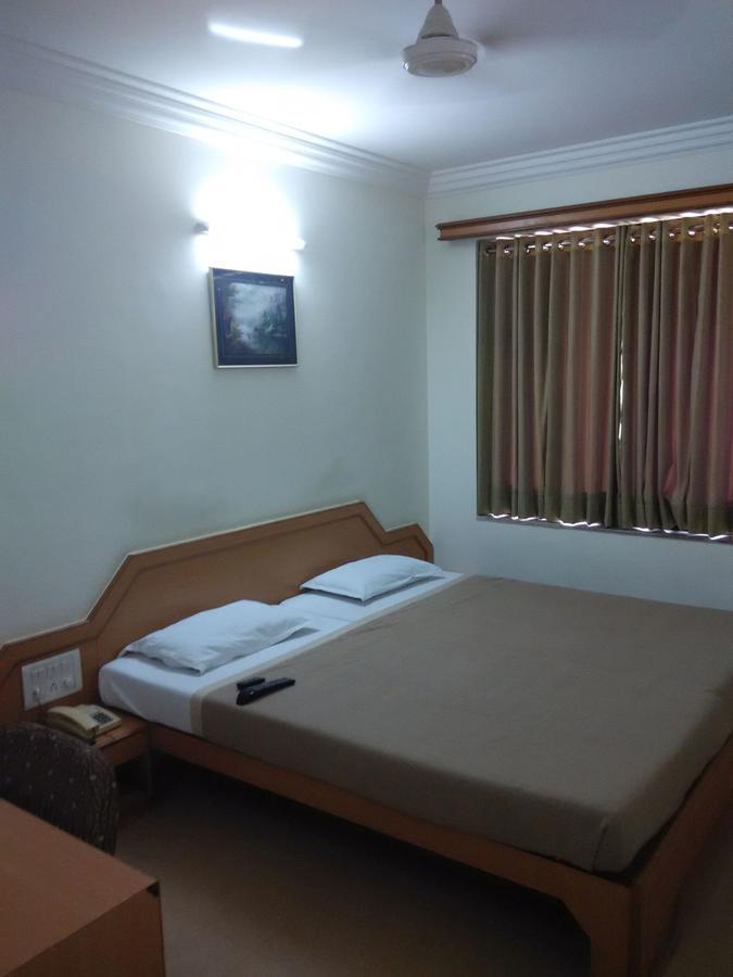 Hotel Galaxy Surat Esterno foto