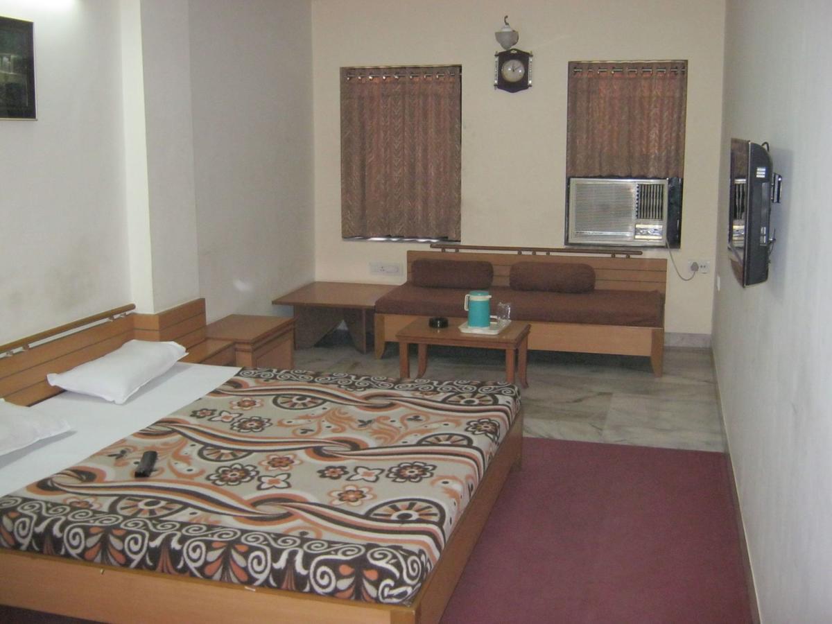Hotel Galaxy Surat Esterno foto