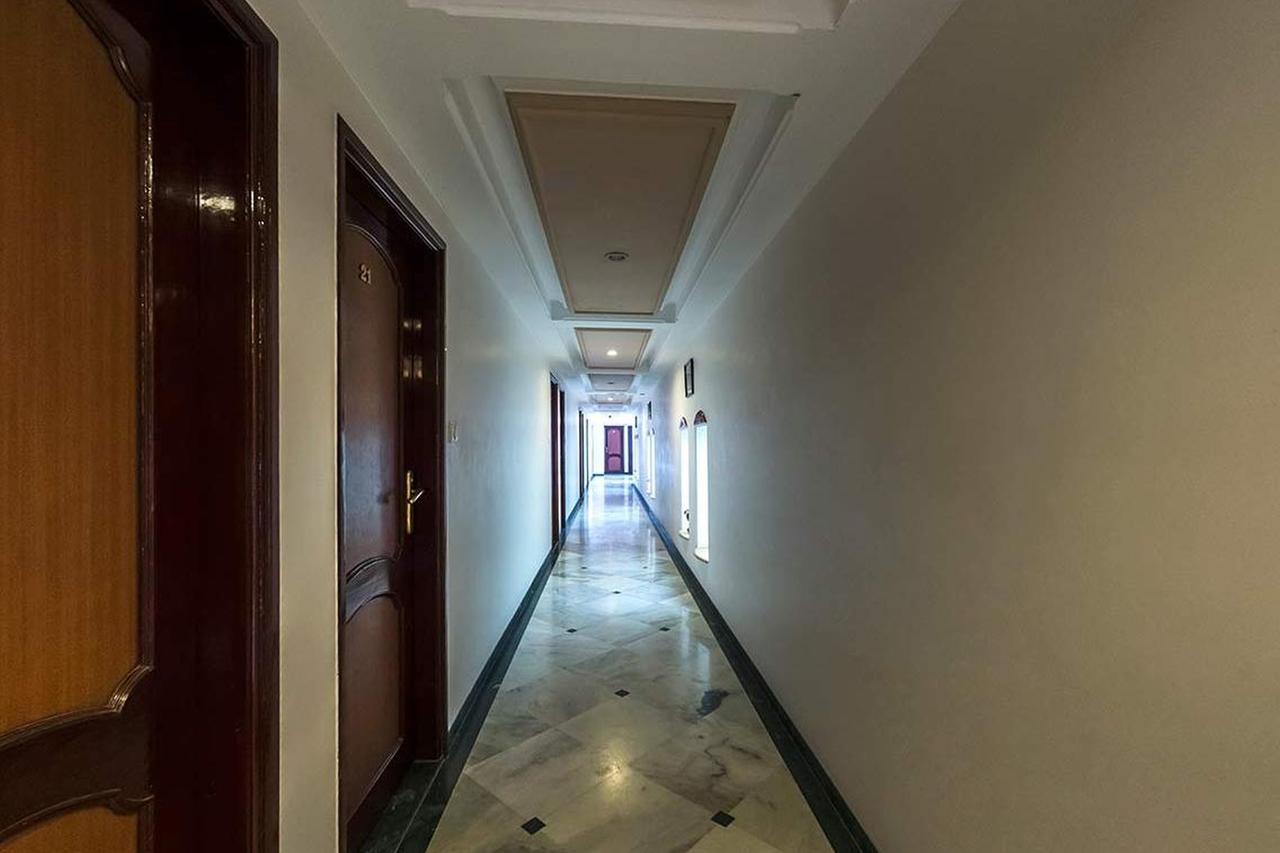 Hotel Galaxy Surat Esterno foto