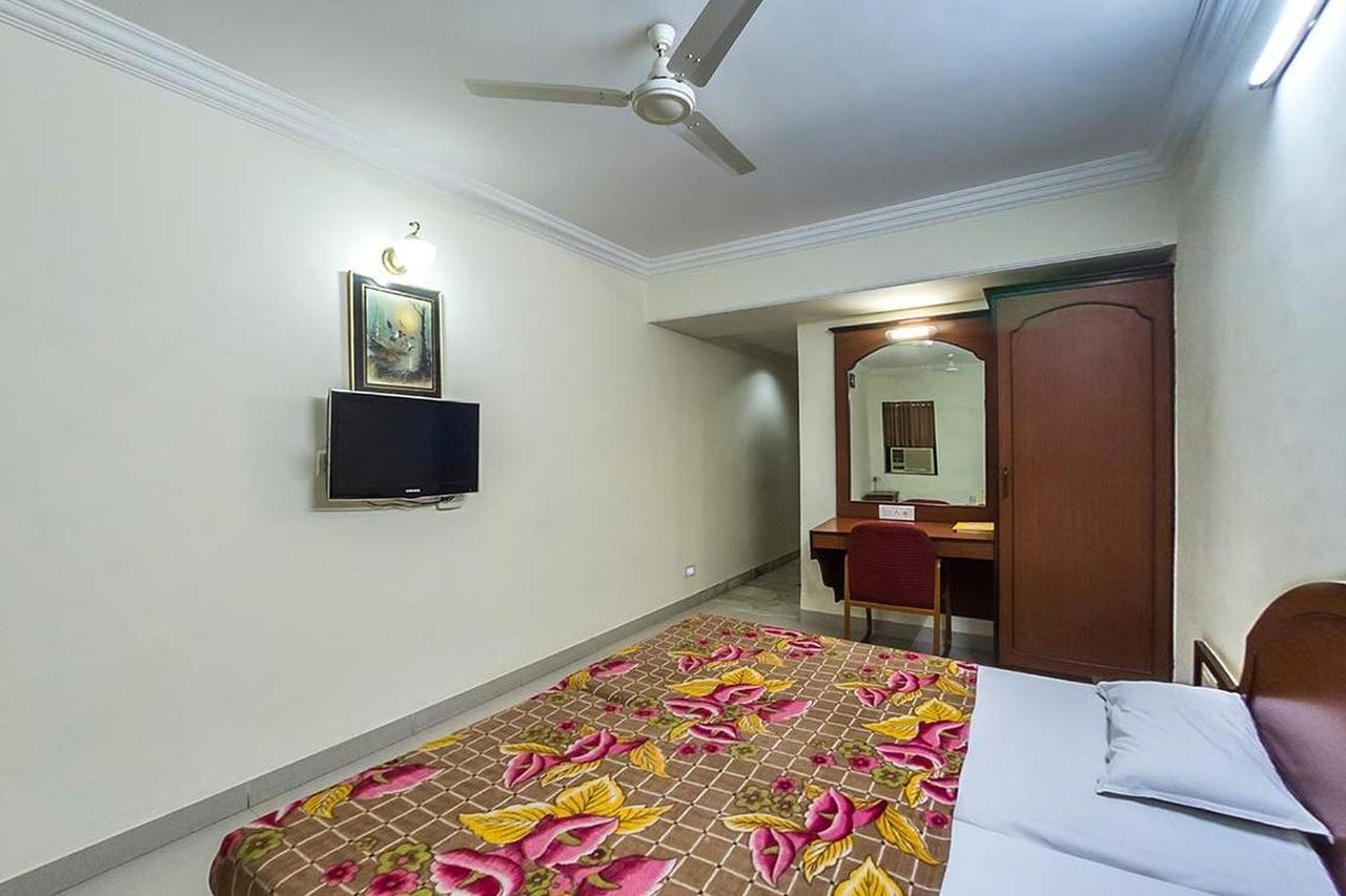 Hotel Galaxy Surat Esterno foto
